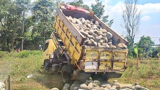 Truk Jomplang. Mobil Truk CANTER HDX Bongkar MUATAN BATU Sungai FULL BAK Menggunung DILOKASI BARU!