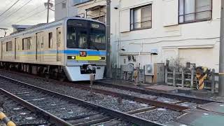 [ダイヤ改正]千葉ニュータウン鉄道9800形9808編成31N普通羽田空港行き京急新1000形1065編成三浦海岸河津桜ラッピングトレイン2023年57H普通青砥行き四ツ木2号踏切通過