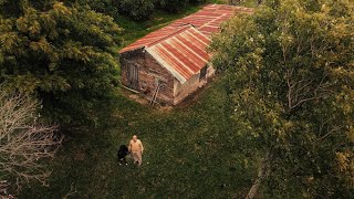 Casi 80 años y vive SOLO y ESCONDIDO aquí, usando OBJETOS que existen incluso desde el 1800