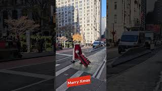 Santa&#39;s Big City Adventure: Exploring New York with His Magical Suitcase!