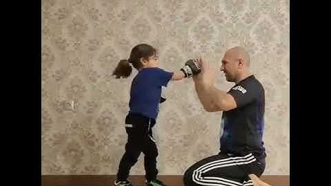 Increíble como esta niña golpea a tu padre