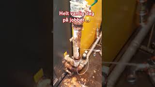 En helt vanlig dag på jobbet som vvs montör😂