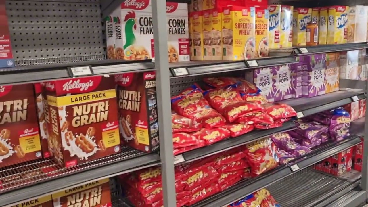 Поход по магазинам в супермаркете Woolworths в Покено.