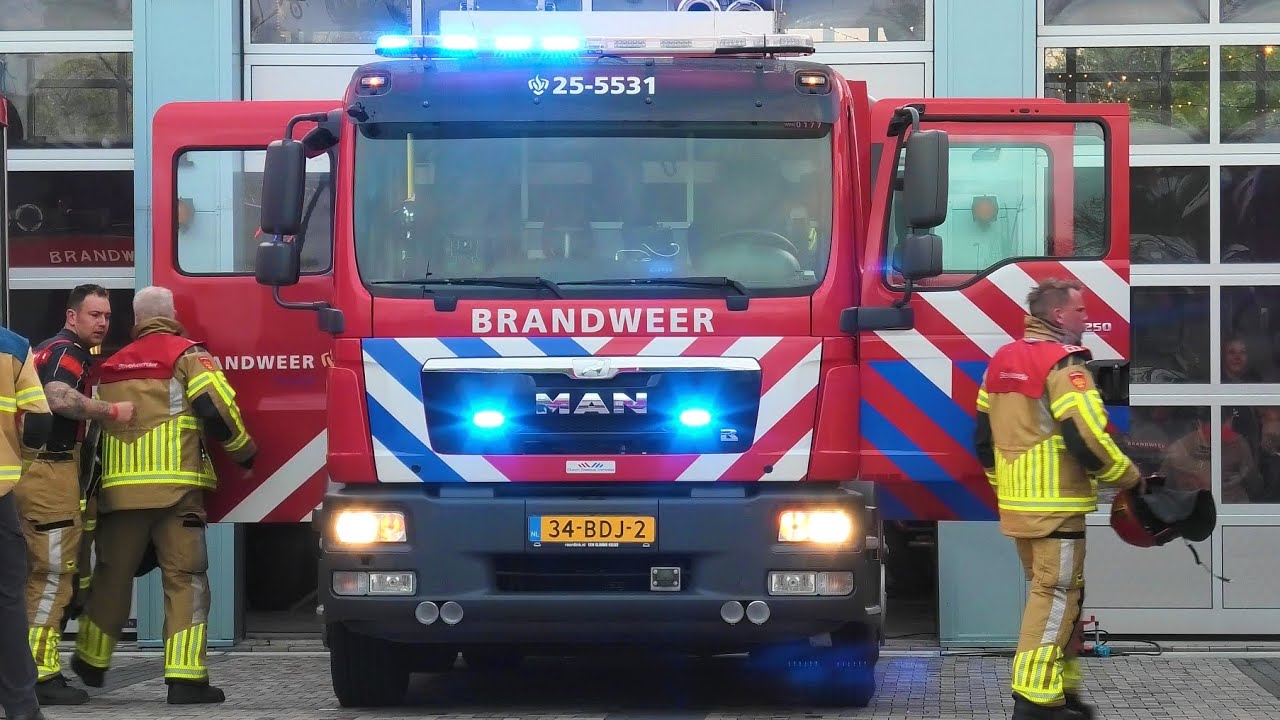Uitruk brandweer Dronten tijdens brandweerwedstrijden | TS 25-5531 vertrekt vanaf kazerne