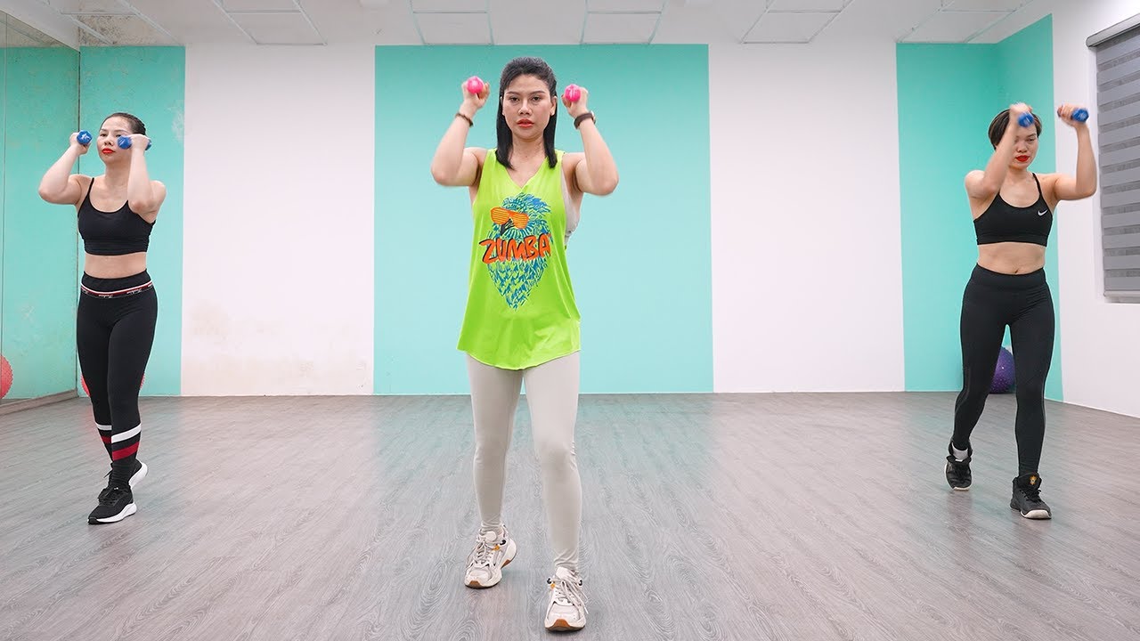 25-минутная аэробная тренировка для всего тела с гантелями для сжигания жира