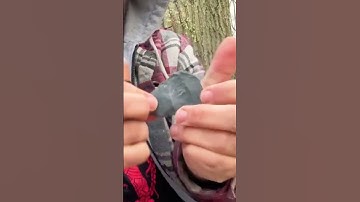 Making a stone arrowhead #stonetools #flintknapping #wildernesssurvival