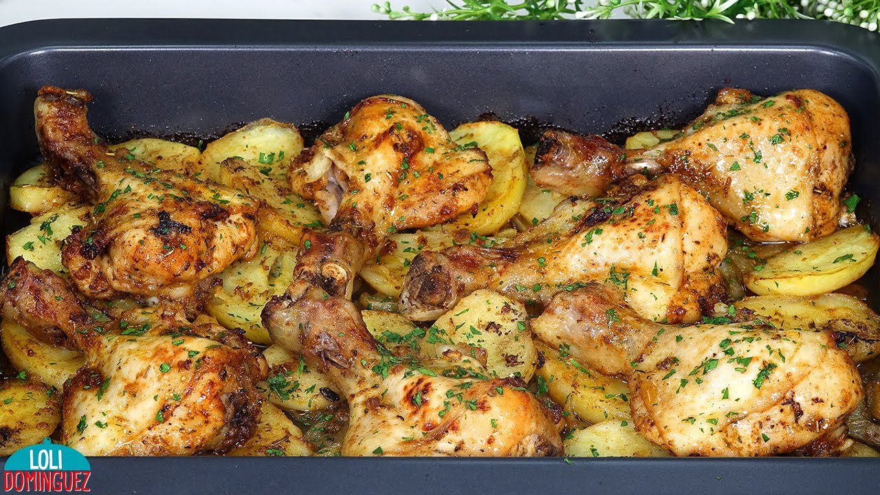 POLLO MARIPOSA CON PATATAS AL HORNO. Los muslos de pollo abiertos en forma de mariposa le da nombre