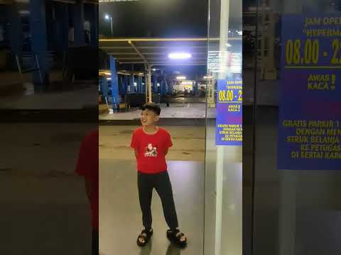 kasian ga boleh masuk #eskrim #indomaret