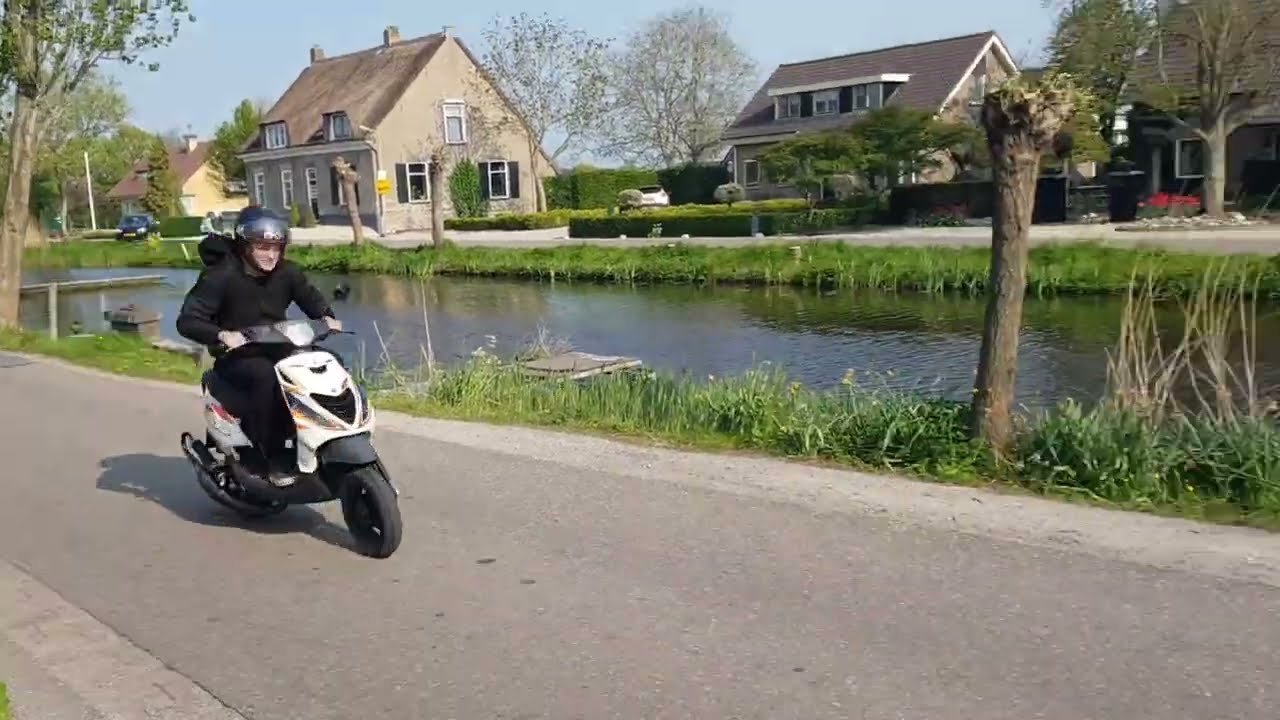 Piaggio zip sp 2000 172cc DDL exhaust fly by