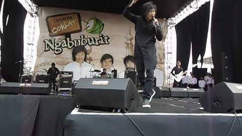 GIGI BAND LIVE NGABUBURIT TASIK 2011