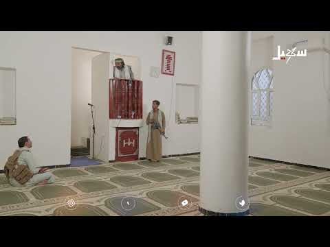 تفاجئ بانصراف المصلين بعد نزوله من المنبر