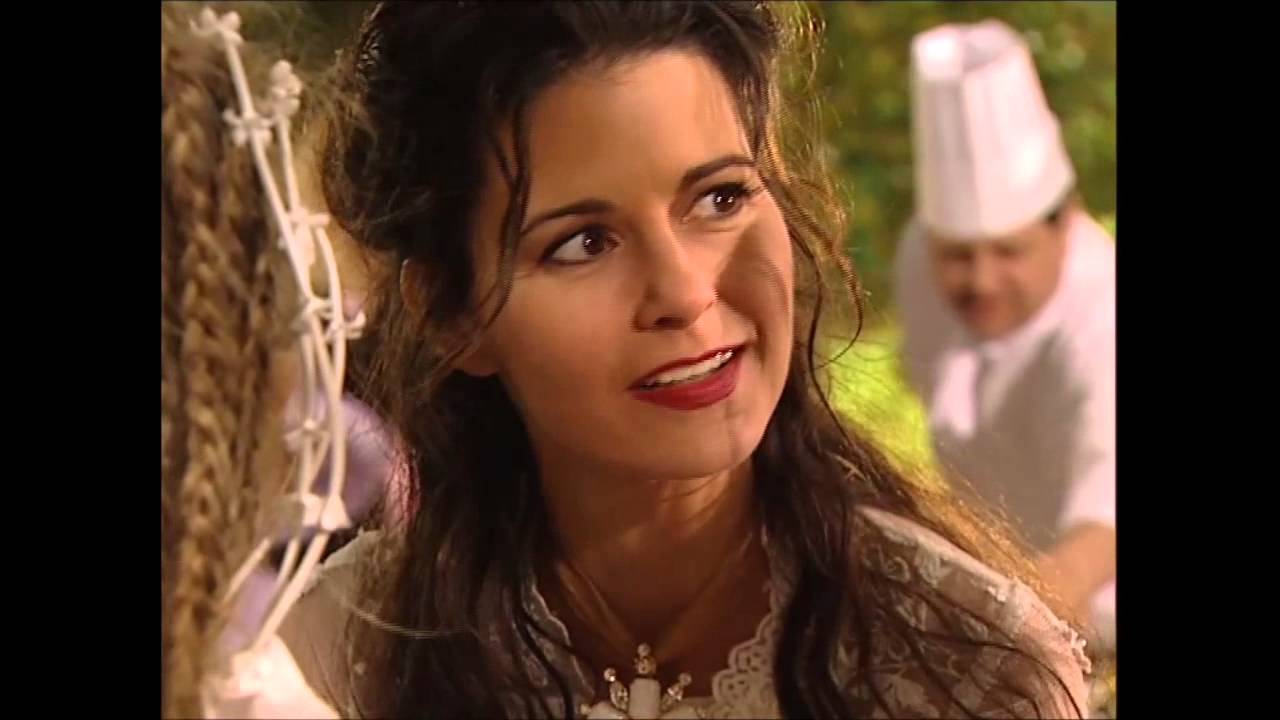 Nina redt Janine op de bruiloft.  || GTST