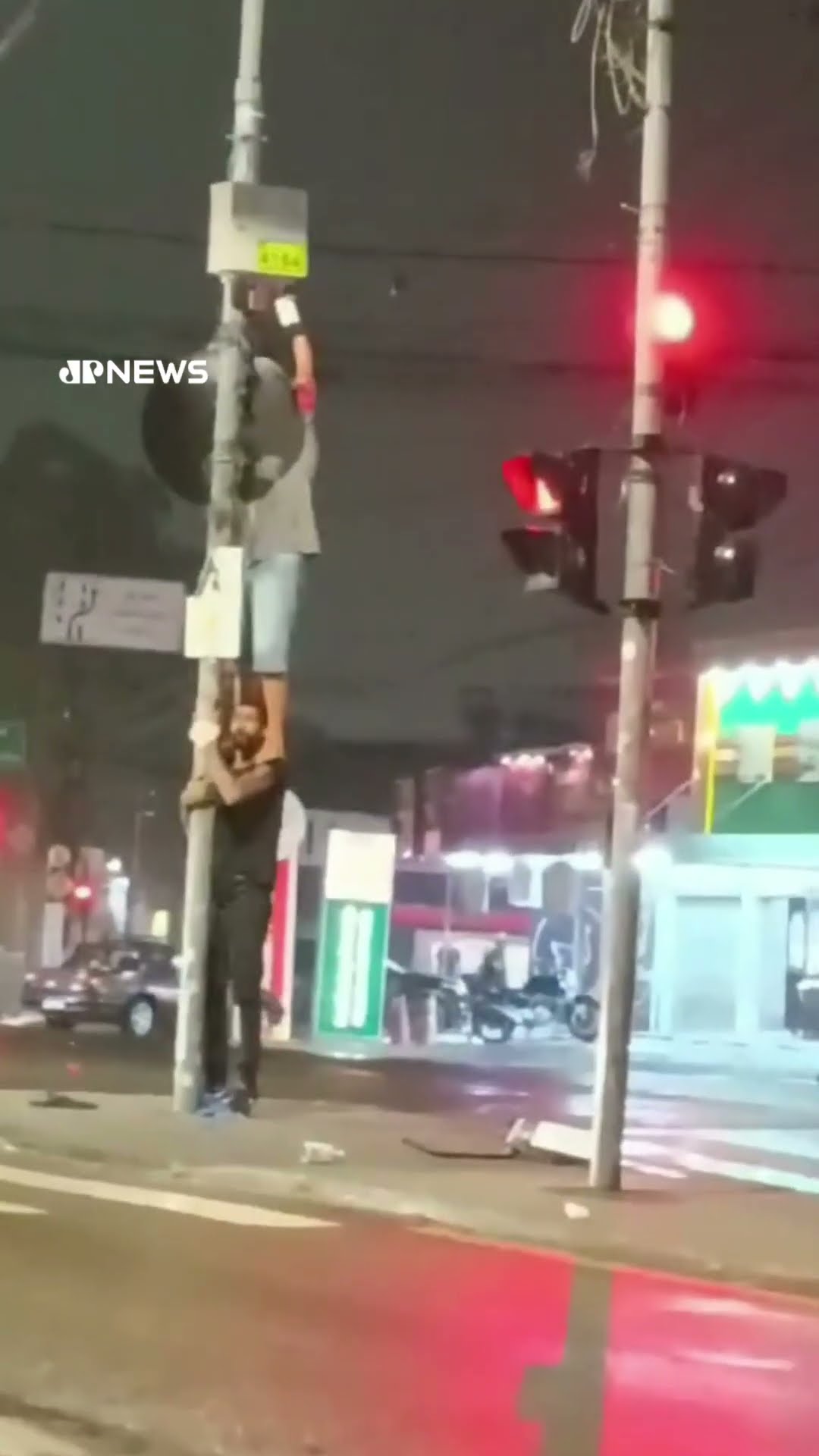 Dupla é flagrada roubando câmeras da Smart Sampa em SP