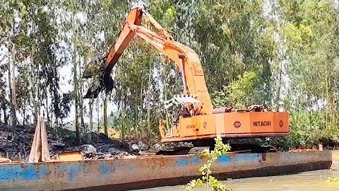 XE CUỐC CUBE MÚC ĐẤT TRÊN SÔNG cần cẩu xáng cạp