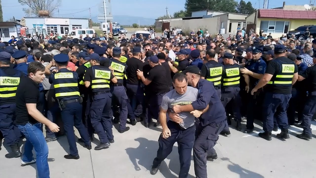 Georgian villagers clash with police and block Tbilisi - Batumi Highway