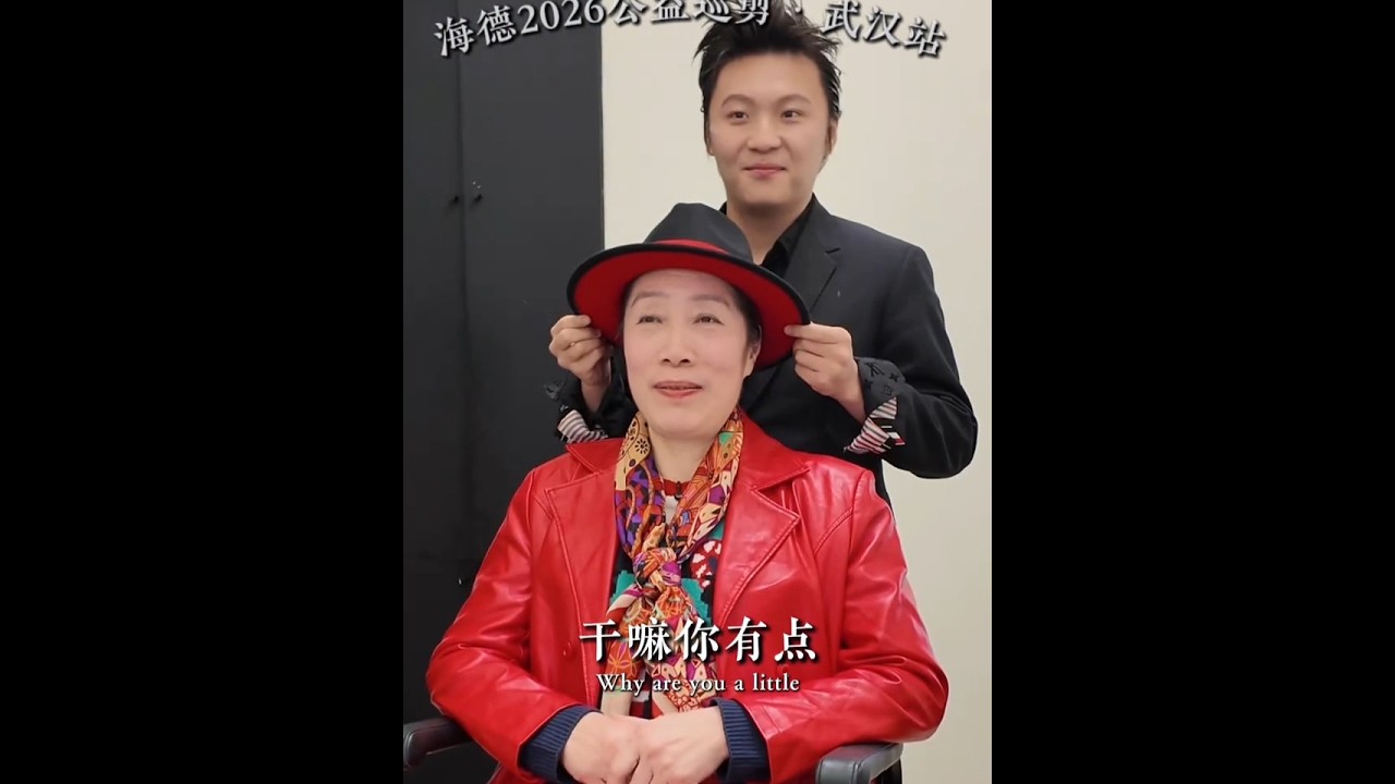 连续蹲了我四天的这位姐姐，一开口就让人心疼。65岁，上过山、下过矿，照顾卧床老人十几年，压力大到头发大把掉。 头发细软塌、出油严重（早上洗晚上油），白发多，发尾干枯如草。 我立刻拿出了我的王牌——FO