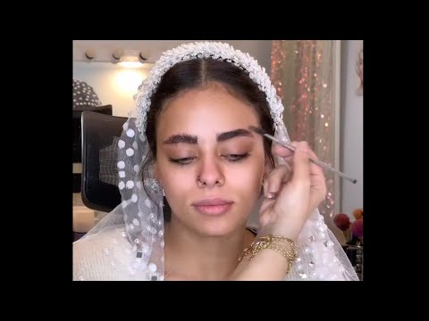 العروسة ملامحها سعودية وبشرتها سمرا يبقي اكيد هنعمل لوك خليجي يلا نشوف الجمال بعد الميكب