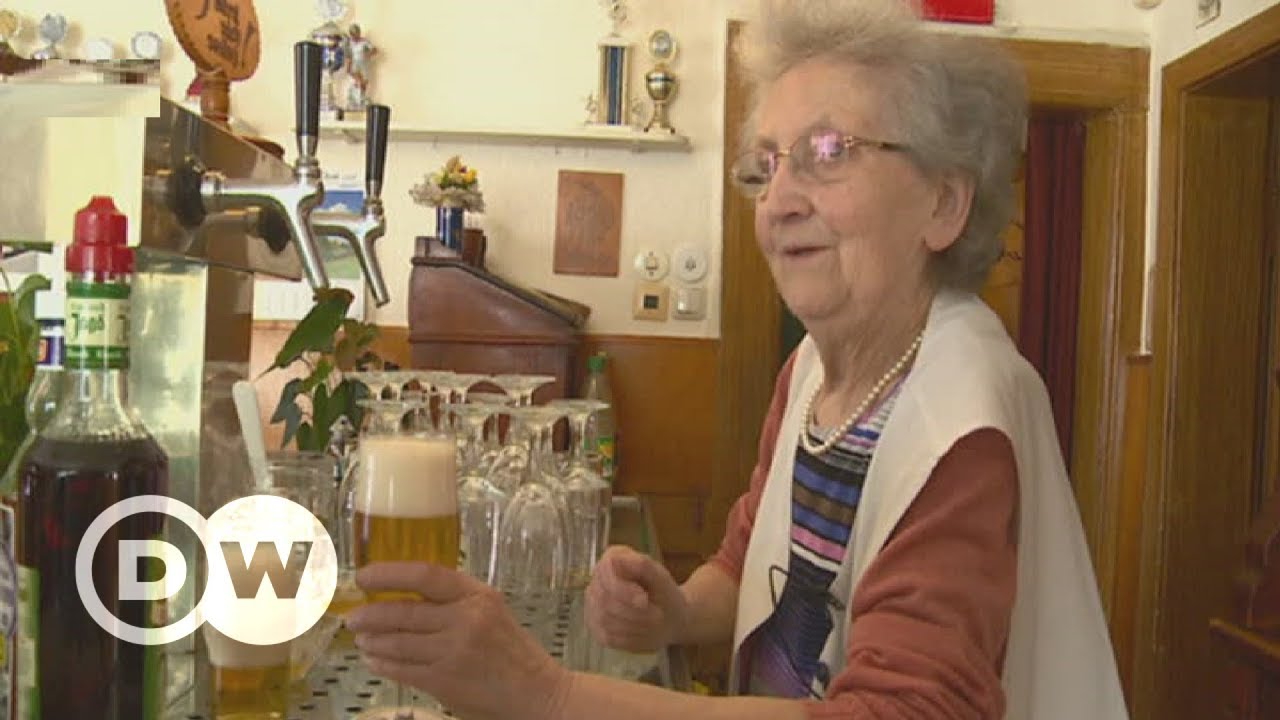 Mit 87 hinterm Tresen - Oma Börse zapft weiter | DW Deutsch