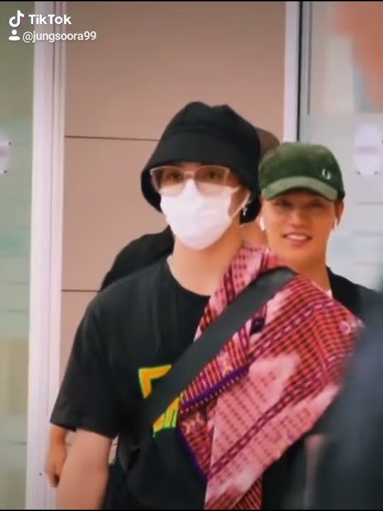 TAEYONG MEMBAWA SARUNG DI AIRPORT