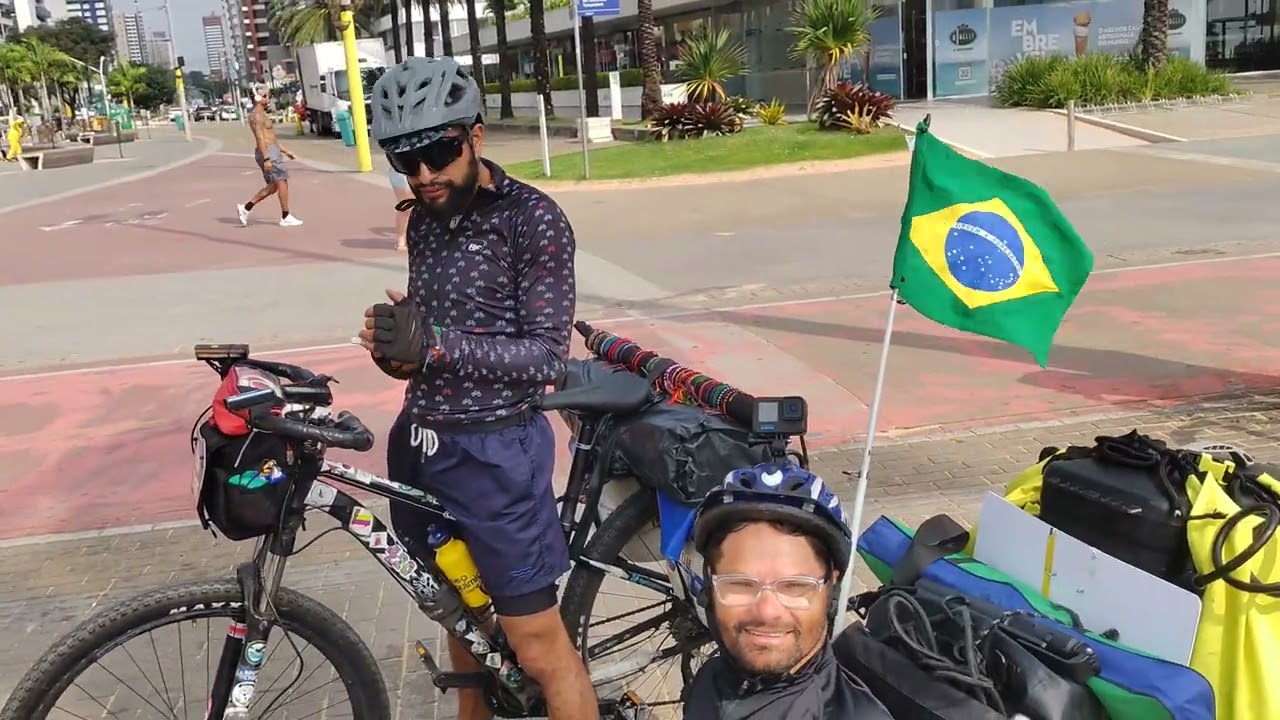 CICLISTA VIAJANTE EM SUA TRICICLETA NA ORLA DE JOÃO PESSOA.