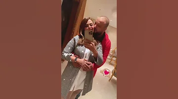 يسرى المناعي وزوجها 