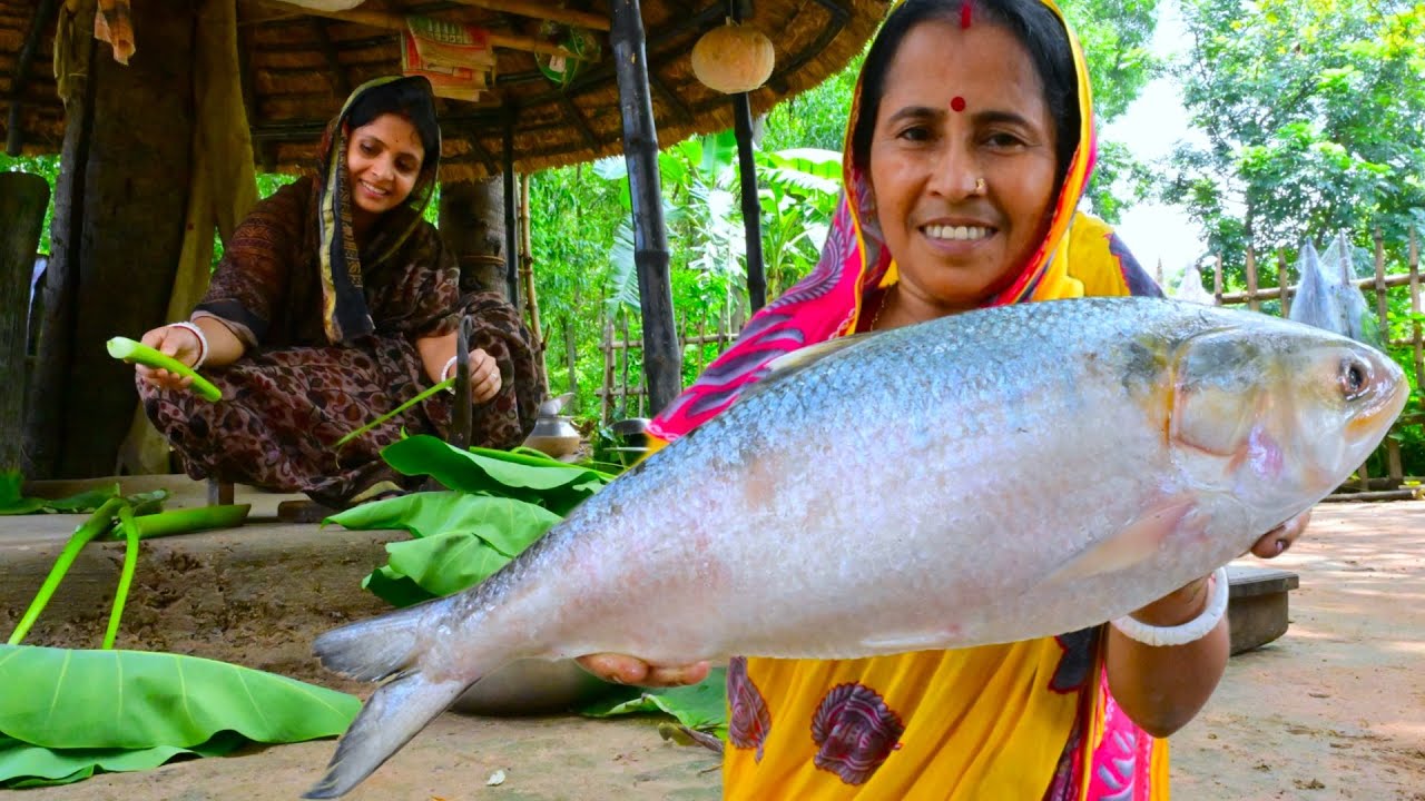বর্ষার কাঁচা ইলিশ ভাতে সেদ্ধ সঙ্গে ইলিশ মাছের মাথা দিয়ে কচু শাক রান্না | Borshar Kacha Ilish seddho