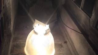 Holophane 250W Metal Halide Bell Reflector (01-180N-44).
This is an awesome fixture came from a supermarket in downtown. Used to be 400W, but the bulb burned out and 400W is a lot of power for me, so i replaced from a new General Electric 250W running on ADVANCE ballast/capacitor. Holophane 250W Metal Halide Bell Reflector (01-180N-44).