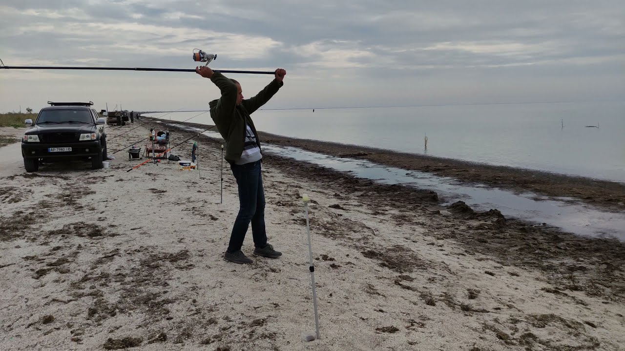 Чем занимаемся на рыбалке когда не клюет. - YouTube