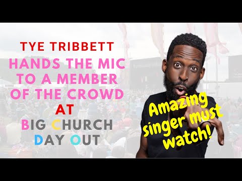 Tye Tribbett handing the mic to the crowd at Big Church Day Out