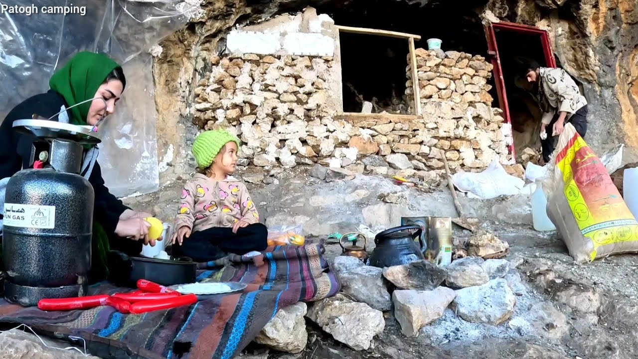 Я построил каменный дом внутри пещеры для бездомной семьи.