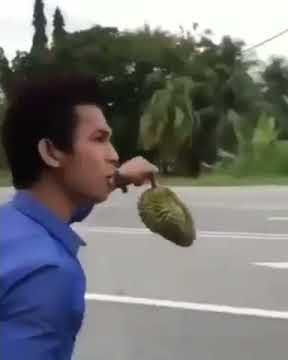 Ngakak!! Orang ini jual durian sambil teriak teriak!