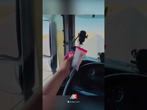 سائق صهريج عراقي ينثر الحلويات على الأطفال السوريين أثناء مروره بإحدى المناطق الحدودية بين البلدين