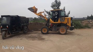 Công nông ba bánh máy xúc lật múc cát lên xe công nông chở cát xây dựng #