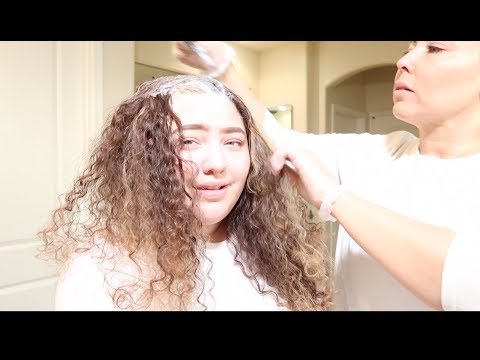 RUINING MY HAIR .. MOM BLEACHED MY HAIR 😱😱