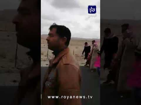 مواطن أردني وعائلته يسيرون مشيا على الأقدام من الطفيلة الى عمان