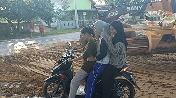 Motor Grader Cleaning Mud On The Roadside EP. 78