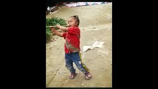 viral, anak kecil ini ingin mw jdi pemain musik batak. smoga keinginanmu trcpai dek.