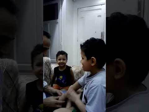 الطفل عمر بعد مرور اربعه سنوات من التدريب على التمثيل الحركى والارتجال والطفل احمد فلفل