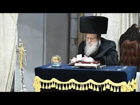 האדמו״ר ממודזי׳ץ בהדלקת נרות חנוכה