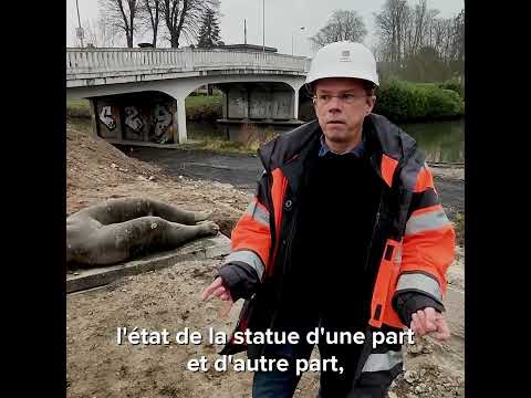 Retournement de la statue de la femme nue à Abbeville