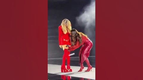 Asombroso momento en París Belinda sufre caída en desfile de L’Oréal, Anitta la ayuda