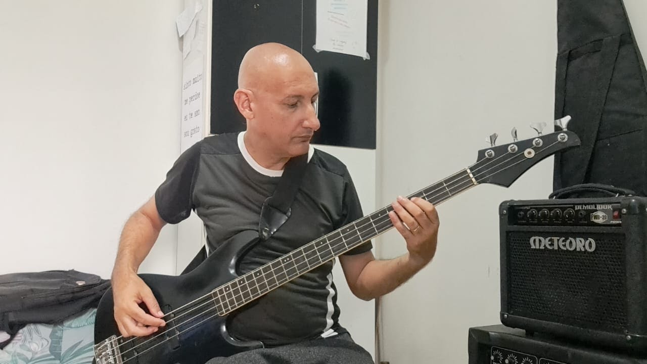 Tocando contrabaixo do zero aula 70, exercícios usando a tríades com notas diferentes