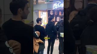 Polonyada Kuyrukta İnsanlar Çok Yakın Duruyor