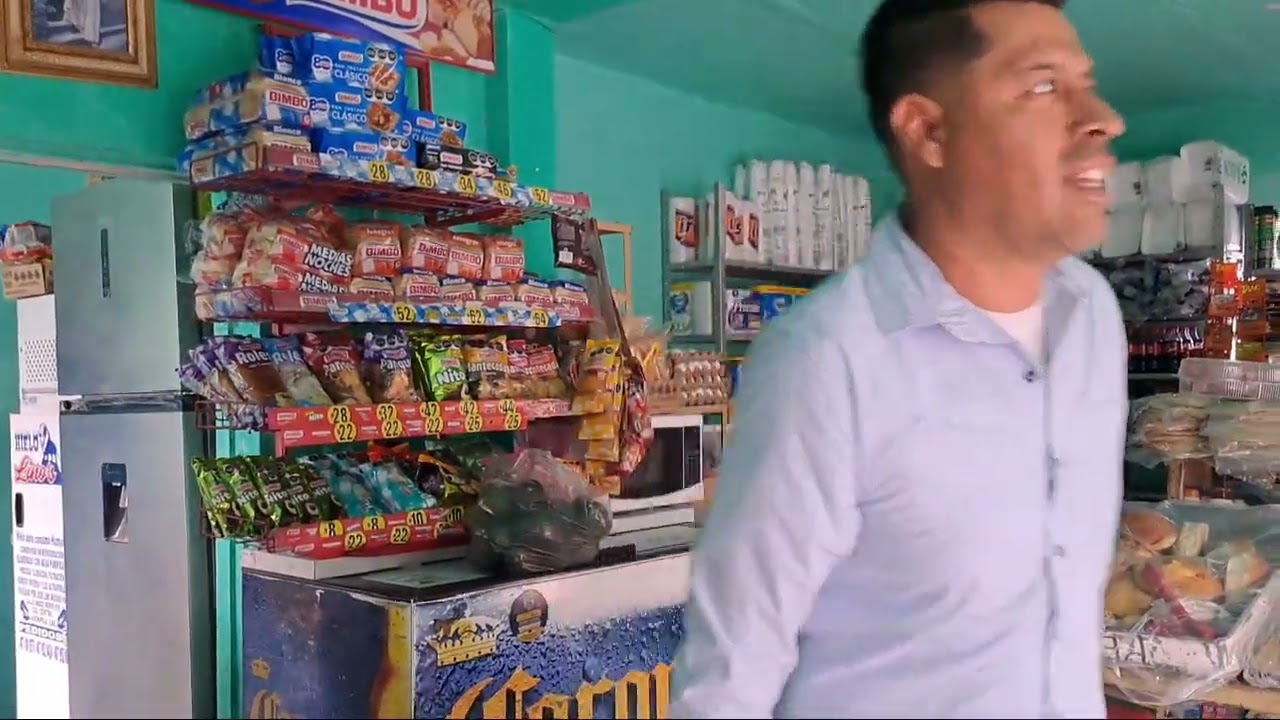 Entregando una despensa en Juchipila Zacatecas 