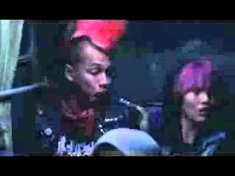 Punk In Love. Yoji ngiseng/berak di jendela bus.