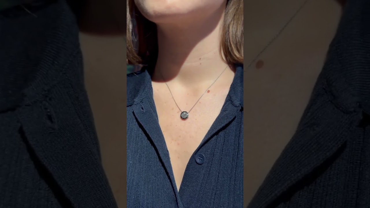 Timeless Christmas Elegance: The Perfect Pendant