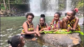 WANITA DI ALAM | AIR TERJUN