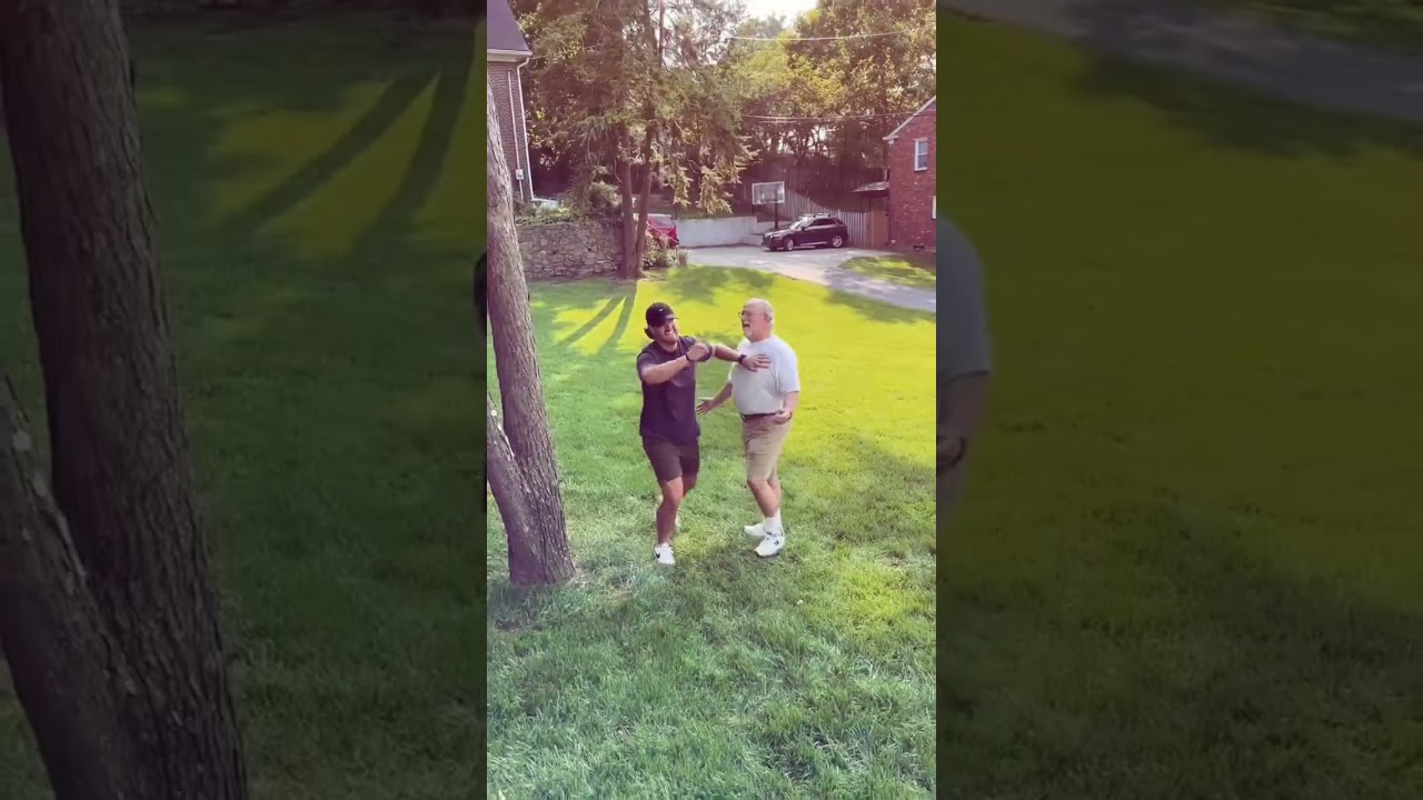 Papa erstarrt in stolzer Fassungslosigkeit, als sein Sprössling dessen Kalauer zum Besten gibt.