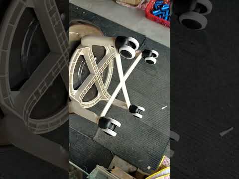 كرسي أكريليك بأربع عجلات