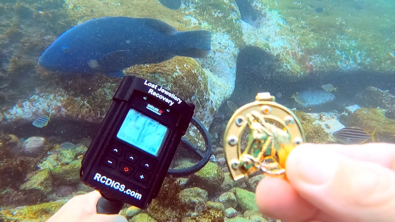 UNIQUE GOLD Finds while UNDERWATER Metal Detecting